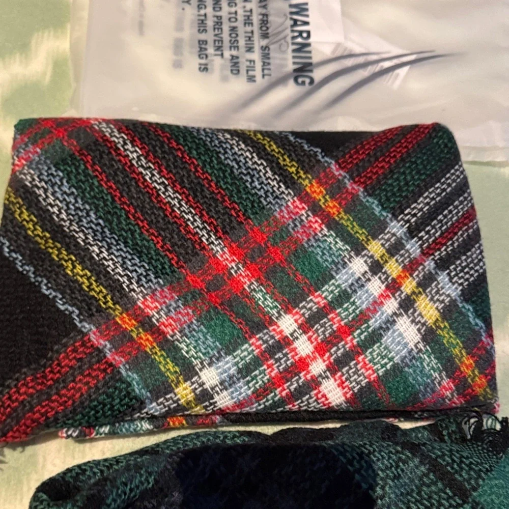 NWT 2 Plaid Scarves Set red green and green black - Picture 8 of 8